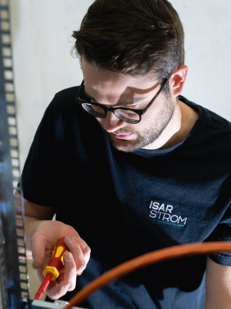 Netzwerk-Montage-Gewerbe Paul Hellmann von Isarstrom Elektrotechnik bei einer Photovoltaik-Installation in der Region Starnberg