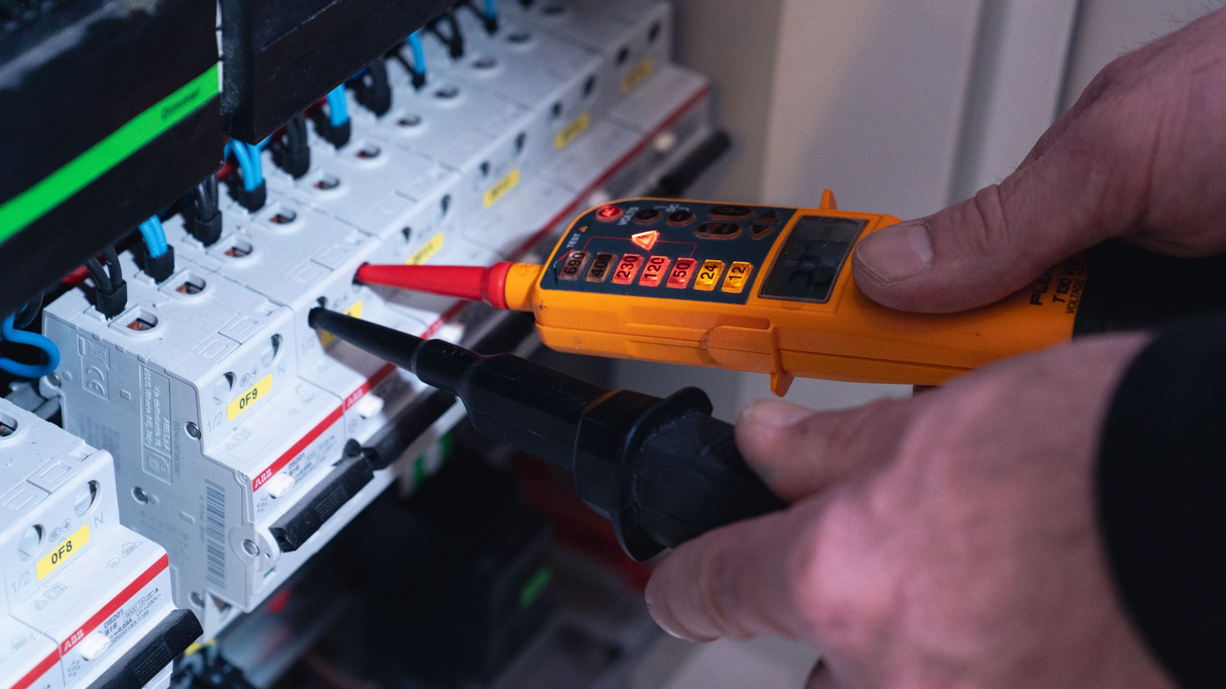 Elektrische Messung eines Gewerbeschaltschrankes mit Messgerät