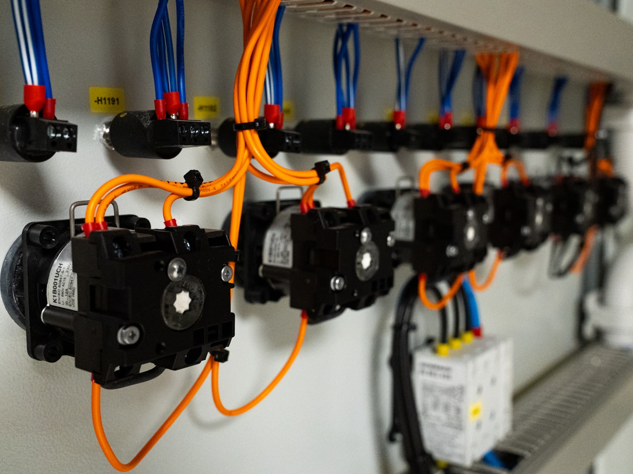 MSR-Technik-Muenchen Elektrische Messung eines Gewerbeschaltschrankes mit Messgerät