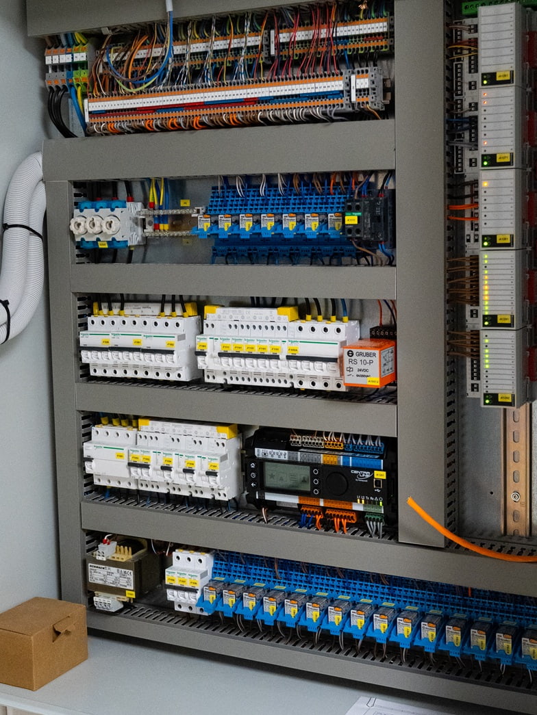 Elektrische Messung eines Gewerbeschaltschrankes mit Messgerät