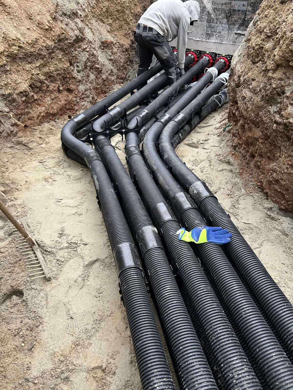 Tiefbau-Kanal-Elektroleitungen
