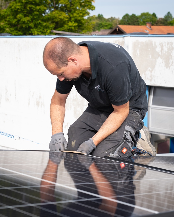 Paul Hellmann von Isarstrom Elektrotechnik bei einer Photovoltaik-Installation in der Region Starnberg